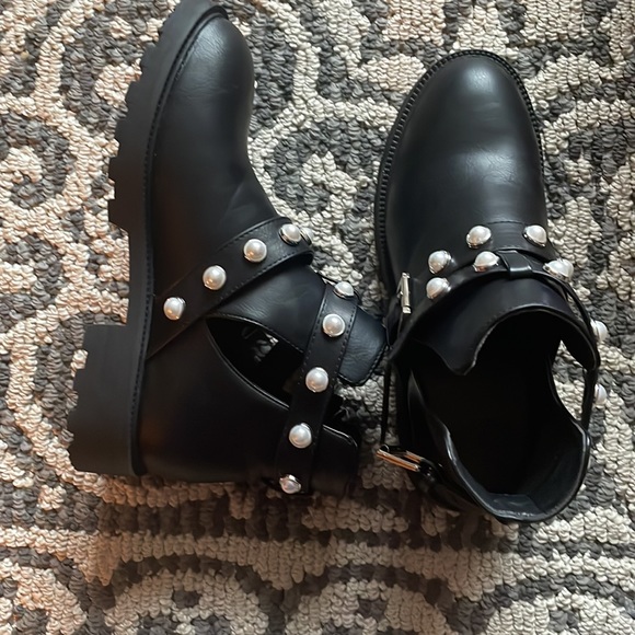 Black cut out booties with straps - Picture 7 of 9